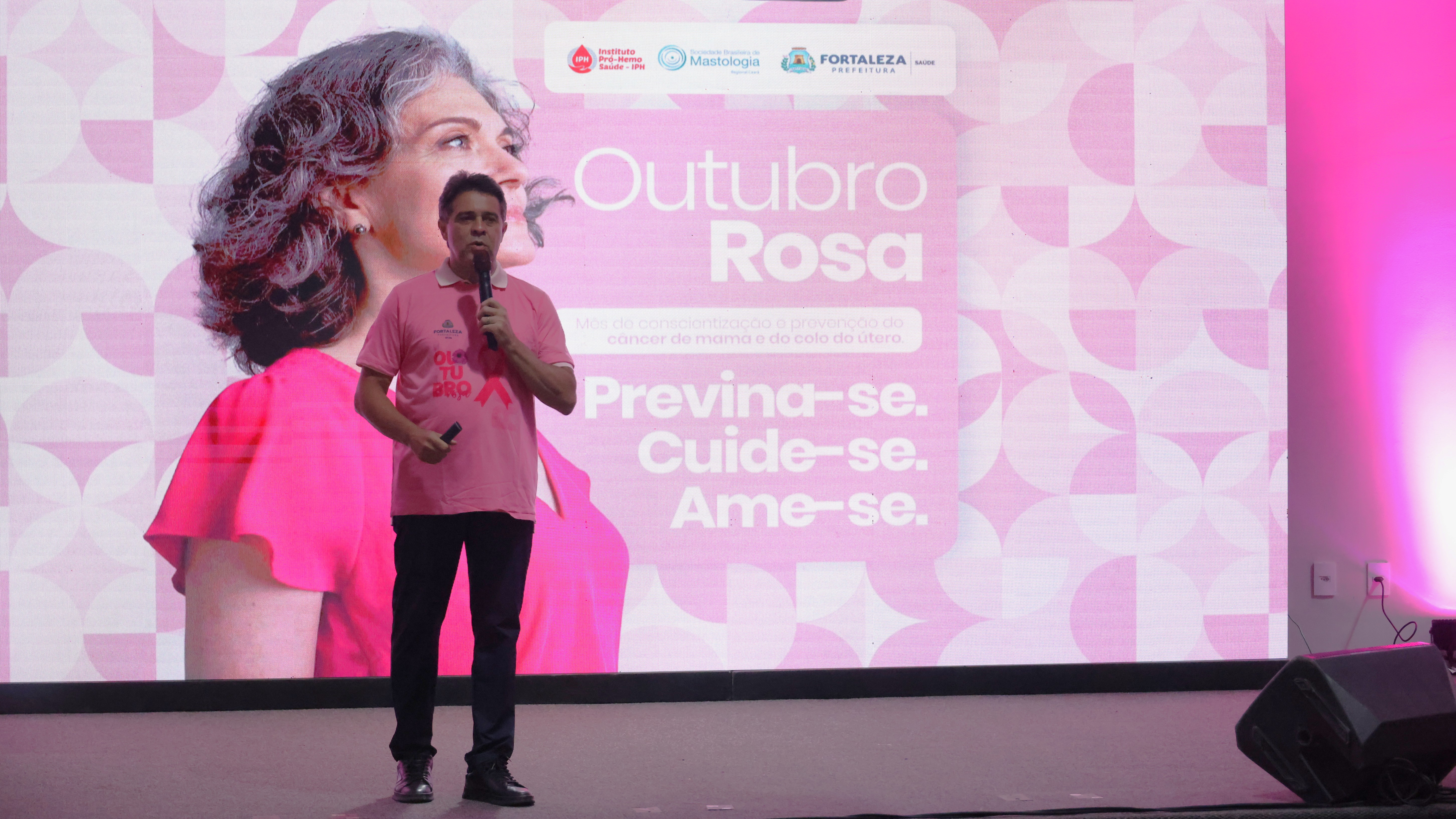 Prefeito Evandro falando no palco